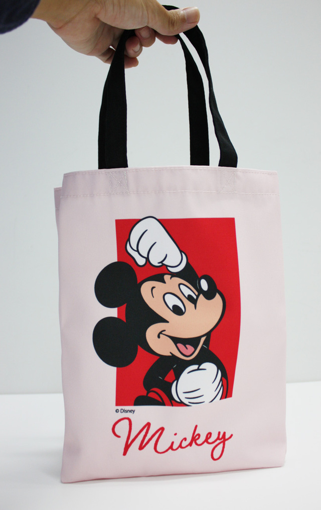 手で持ったサイズ感はこんな感じ。