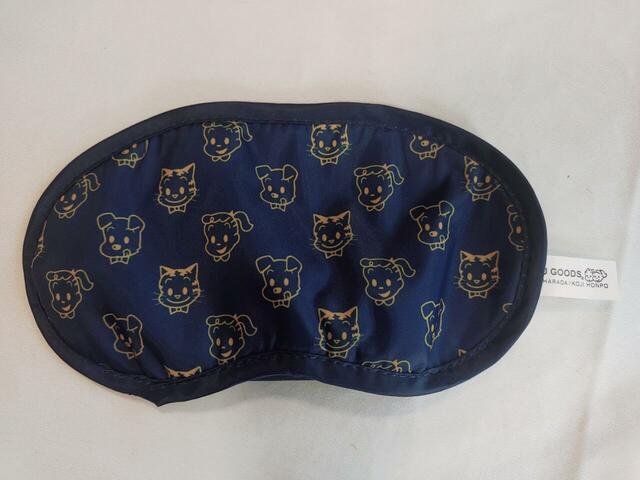 アイマスクも、メッシュケースと同じ落ち着いたネイビーカラー