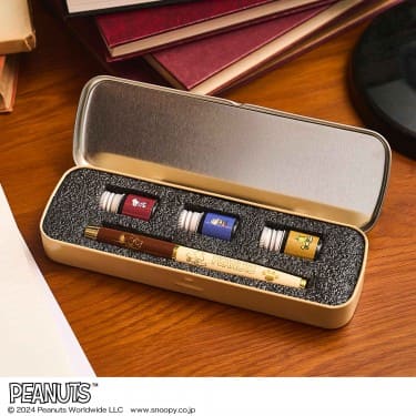 【『MonoMaster』11月号(宝島社)】特別付録はイラスト缶ケース付き!スヌーピーデザインの万年筆セット