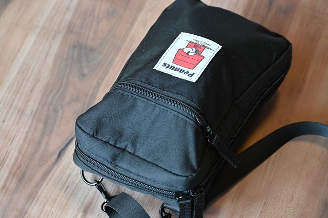 【『SNOOPY JOE COOL めっちゃ整う！オールインショルダーバッグ BOOK』（宝島社）】たっぷり入れてもしっかり閉まります