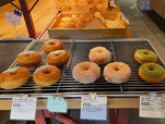 【mills by TruffleBAKERY】３種類のフレーバーが揃っている生ドーナツ。右は抹茶ではなく。バジル。これもおいしいゾ