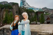 東京ディズニーシー「ファンタジースプリングス」内「フローズンキングダム」アナとエルサとのグリーティング