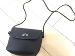 【ユニクロ レザータッチ ボックスミニショルダーバッグ】今回紹介するなかで一番小さいバッグです