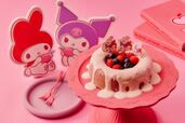 「桃のリースケーキ」＜大人 6,000円　7-12歳 3,500円　4-6歳 2,000円＞【マイメロディ＆クロミのもっと桃気分Peach Sweets Buffet】