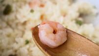 【ローソンストア100  えびピラフ（200g）】手作りだと無残に縮んでしまいがちなむきエビが、ずっとぷりぷりなんです…！