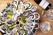 様々な種類の生牡蠣を24個盛り合せた圧巻の「OYSTER PLATTER（オイスタープラッター）」