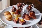 【RITUEL 等々力】上段）ショコラマカロン、ショコラムース、いちじくのショコラチーズタルト、オレンジピールのビターな生チョコ、ショコラフィナンシェ　バレンタインアフタヌーンティー　￥4,500（税込）