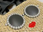 サングラスのフレームはリッチなパール風パーツがふんだんにあしらわれています【a-jolie（アジョリー）PEARL BASKET 2WAY BAG】