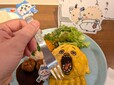 「ハチワレ討伐成功!ドライカレーオムライス」はさすまたフォークで討伐気分!