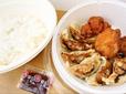 【日高屋 唐揚げ弁当】しっかり焼き目のついた餃子と食べやすいサイズの唐揚げ、白ご飯のセット
