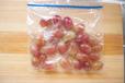 【冷凍フルーツ ぶどう】保存袋に入れて冷凍します