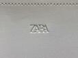 「ZARA」のブランドロゴの刻印入り