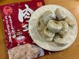 【ロピア 韓国王マンドゥ 肉の王様】 13個入りから取り出して並べると、ひとつひとつがこぶし大の迫力♪ひだの細かい本格的な形で、マンドゥ独特のまるっとフォルムが可愛い◎