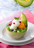 フレッシュメロンボウルパフェ  1,980円（税込2,178円）【ロイヤルホスト 夏季限定デザート『Melon＆Granita（メロン＆グラニータ）』】