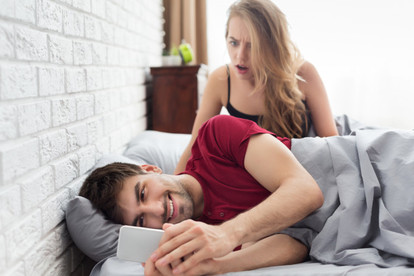 浮気 女好き 女癖が悪い彼氏 付き合い続ける 別れる 悩める女性たちのリアル 1 2 Mimot ミモット