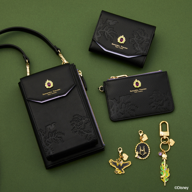 三つ折財布 ￥24,200、フラグメントケース ￥18,700、スマホショルダー ￥18,700、キーリング ￥6,050、ファスナーチャーム ￥4,400｜マレフィセント｜サマンサタバサプチチョイス「ディズニーヴィランズ」コレクション