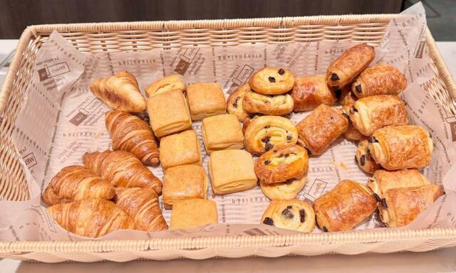 【レストラン グランサンク　パン】4種のパンが提供されているのもうれしい