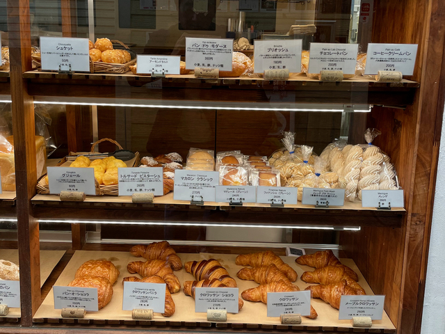 【ラ ブティック ドゥ マモル】パンと一緒にフィナンシェやメレンゲ、マカロンなどのお菓子も置かれている