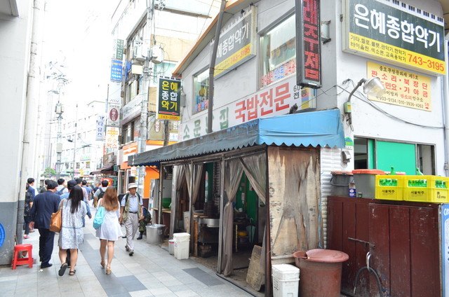 『ソムンナンチッ』の外観。この歩道を少し行くと、通りの向こうに鍾路3街駅5番出口が