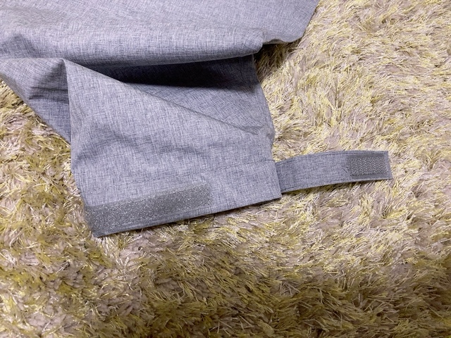 【ワークマン レディース高撥水フーデッドロングレイン】袖は面ファスナーつき