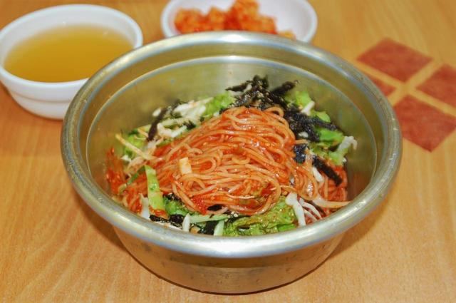 トッピングの野菜もろともソースで混ぜて食べるのが韓国流