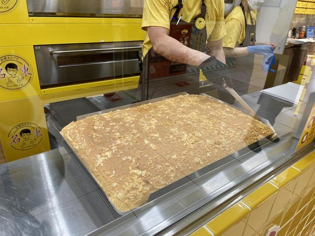 【台湾カステラ専門店『名東』】長い包丁で台湾カステラを焼き型からはずしていく