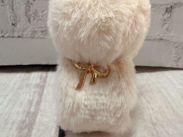 首元にリボンのチャーム付き！