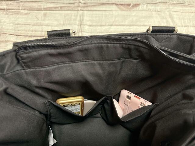 区切りポケットは、細々したものが収納できて便利!