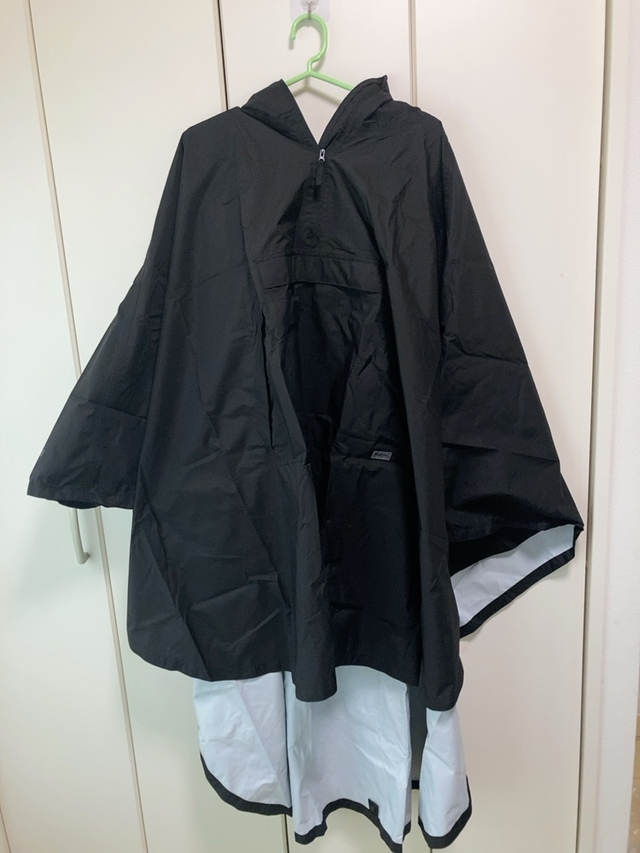 【ワークマン トラベルシェルライトレインポンチョ】ポンチョのカラーはブラック、ベージュ、ブルー、イエロー、レッドの5種類