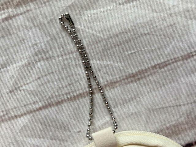 ボールチェーン付きなのでバッグなどにつけて持ち歩けます！