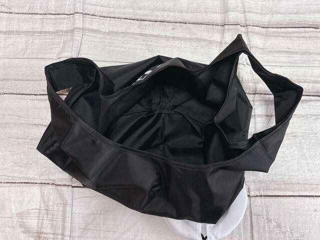 内側にポケットなどはないシンプルな作り