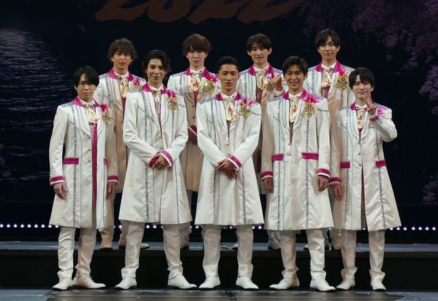 『滝沢歌舞伎ZERO 2022』初日前会見より、Snow Man（前列左から　宮舘涼太、ラウール、岩本照、目黒蓮、深澤辰哉／後列左から　佐久間大介、渡辺翔太、向井康二、阿部亮平）