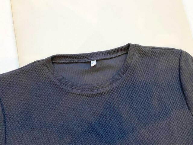 【cocaエンボス切り替えフレアトップス 】首元はラウンドネック。かがんでもインナーが見える心配はありません◎