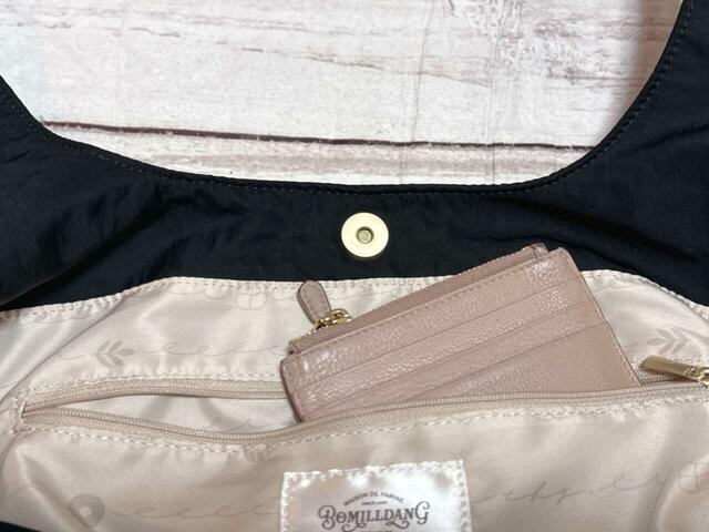 ファスナーポケットには貴重品を収納