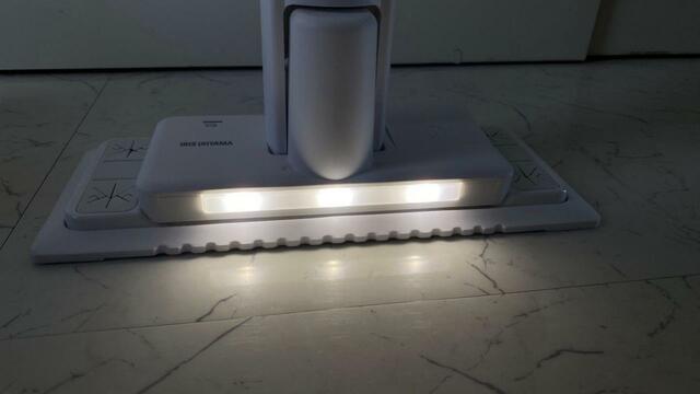 【アイリスオーヤマ　電動フロアワイパー】暗い場所でも前方についたライトで見えやすい