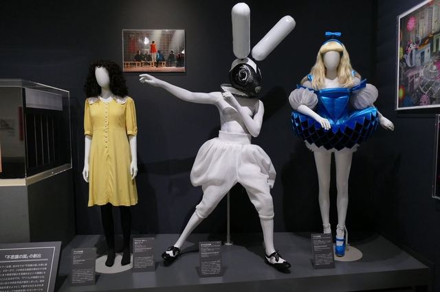 左から/アリスの衣装(オペラ『アリス』より)、白うさぎの衣装(ミュージカル『ワンダー・ドット・ランド』より)、アリスの衣装(ミュージカル『ワンダー・ドット・ランド』より)