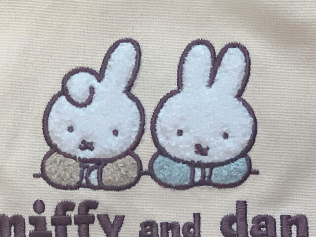 フロントにミッフィー＆ミッフィーのお友達ダーンの刺繍入りデザイン。かわいい〜！