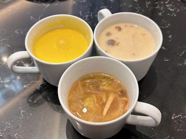 【レストラン ル ボヌール】（左上から時計回り）コーンポタージュ、クラムチャウダー、コンソメスープ。全部飲んだら少食の人なら満腹になるかも