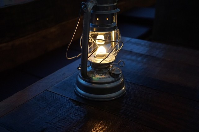 夜はテーブル上のランタンに灯が