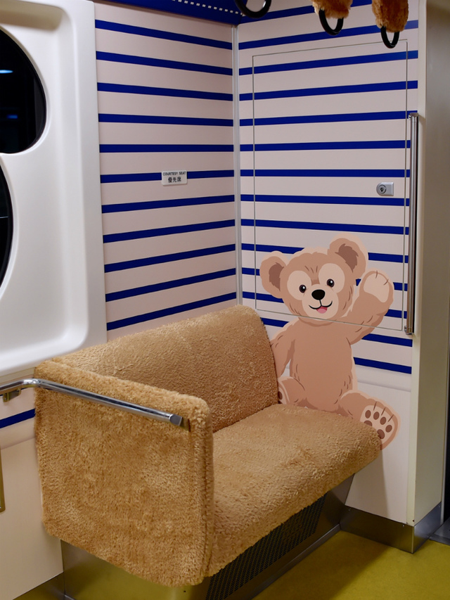 ダッフィーと同じもふもふな椅子とイラスト（撮影 / MezzoMiki）