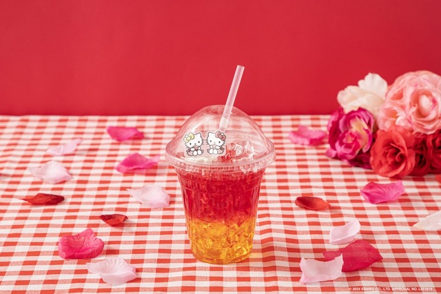 「KITTY＆MIMMY Drink（テイクアウト）」＜価格：税込972円＞【キティちゃんと可愛さ溢れるカフェでお祝い♪「ハローキティ50周年記念カフェ」が東京・大阪・愛知にオープン！】