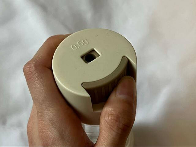 【3COINS＋plus 定量調味料ボトル】プッシュすると穴が開きます
