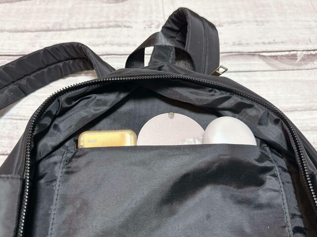 メイン収納内側のオープンポケットには、ミラーやミントタブレットなどの細かいものを収納