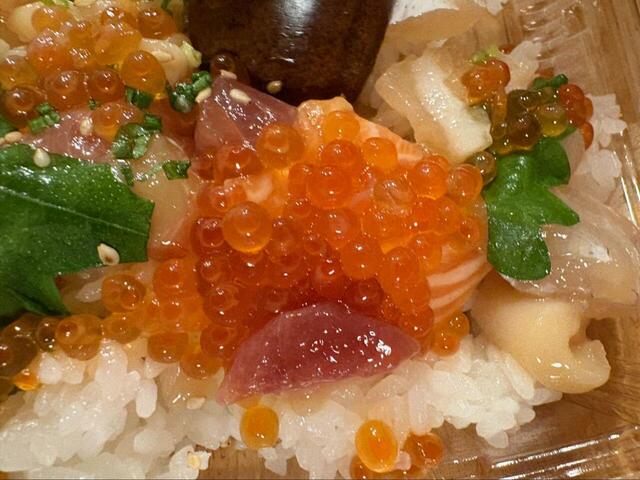 【コストコ きらめき海鮮漬けちらし】いくらがたっぷりのっていて見た目も豪華!