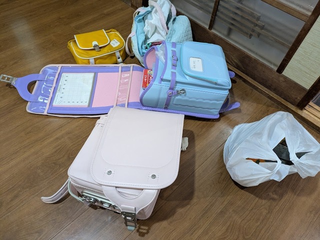 【アイリスオーヤマ　3WAY 引き出し収納ボックス・使用前】リビングには子どものランドセルやカバンなどが散乱しがち…