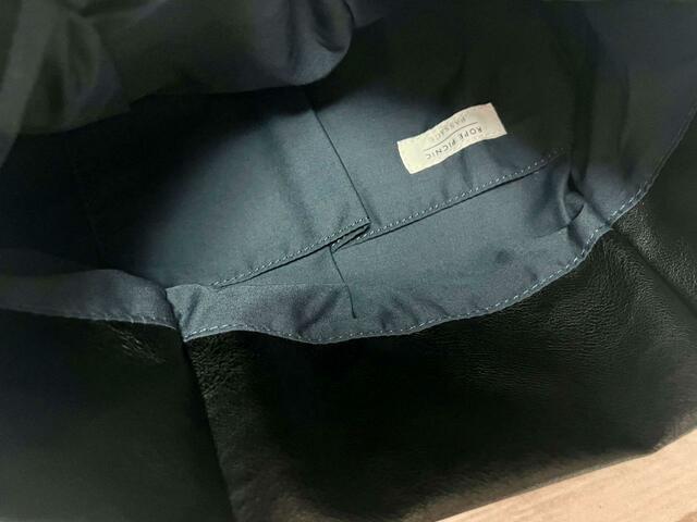 内側はブラックではなくネイビー。おしゃれな配色です!