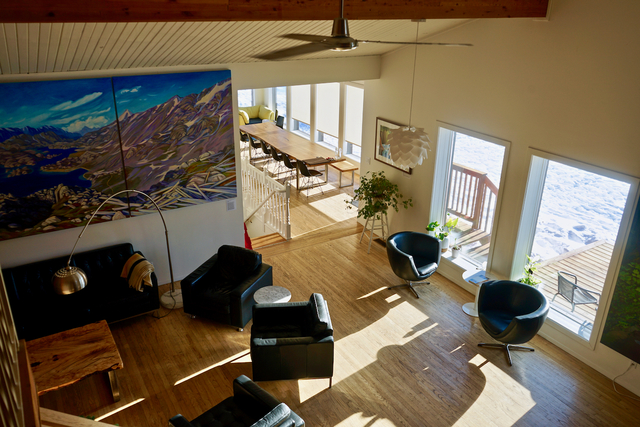 市内から車で約30分の「Boreal Ranch（ボレアル・ランチ）」。広いリビングでは、無料のコーヒーや紅茶をセルフサービスで楽しめる。