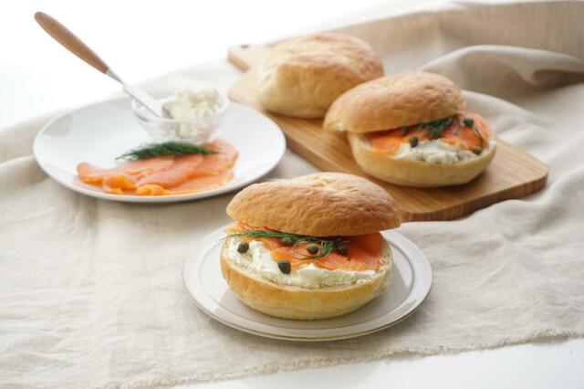 【成城石井の自家製パン バイヤーおすすめランキング 3位】「成城石井自家製 全粒粉入りもっちり湯種ベーグル（米粉入り）」3個　431円（税込）