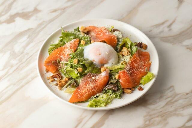 「スモークサーモンのシーザーサラダ」＜価格：1,880円（税込）＞【渋谷「Pepper PARLOR」で“焼きたてパン全30種”が食べ放題！選べるメインは「グリルチキン グレービーソース」など全4種類！】