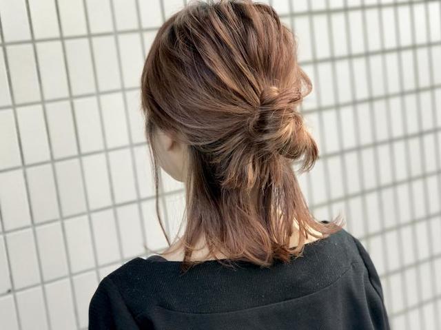 ハーフアップの「メッシーバン」